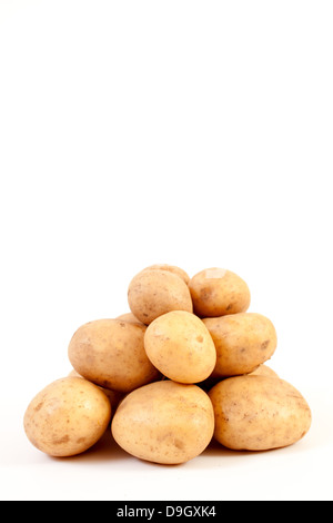 Frische Kartoffeln isoliert auf einem weißen Hintergrund. Stockfoto