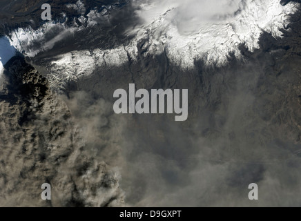 Satelliten-Ansicht eine Aschewolke steigt vom isländischen Eyjafjallajökull Vulkan Stockfoto