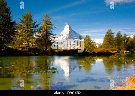 Das Matterhorn Spiegelt Sich Im Teils Vereistem Grindjesee; Matterhorn und ihre Reflexion in den teilweise gefrorenen Grindjesee Stockfoto