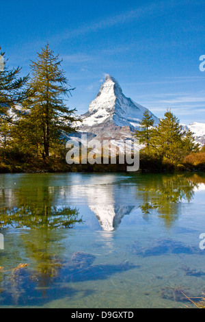 Das Matterhorn Spiegelt Sich Im Teils Vereistem Grindjesee; Matterhorn und ihre Reflexion in den teilweise gefrorenen Grindjesee Stockfoto