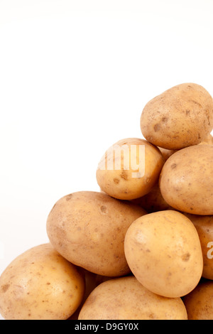 Frische Kartoffeln isoliert auf einem weißen Hintergrund. Stockfoto