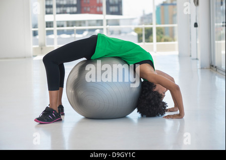 Frau auf einem Fitnessball in ein Fitness-Studio trainieren Stockfoto