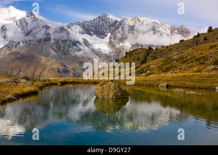 Berggipfel in der Nähe von Saas-Fee im Seelein-See Stockfoto