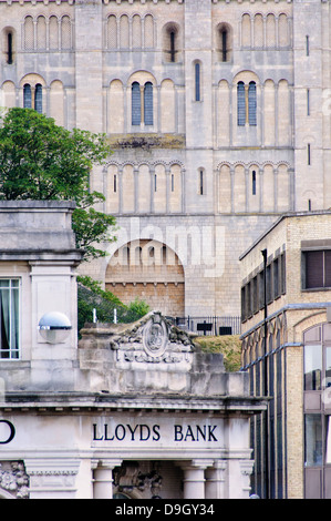 Blick auf die Fassade des Norwich Schloss von Gentleman Spaziergang und Norwich Markt mit Lloyds Bank im Vordergrund Stockfoto