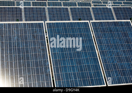 Sonnenkollektoren In einer Reihe sammeln Licht Stockfoto