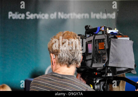 TV Kameramann zeichnet Verfahren auf einer Pressekonferenz der Police Service of Northern Ireland Stockfoto