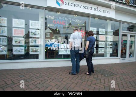 Wimbledon London, UK. 19. Juni 2013. Ein Wimbledon-Immobilienmakler fördert Tennis in den Aufbau der Tennis Championships am 24. Juni beginnen soll Credit: Amer Ghazzal/Alamy Live-Nachrichten Stockfoto