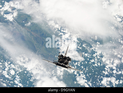 Rückansicht der drei Haupttriebwerke des Space Shuttle Discovery als das Shuttle nähert sich der internationalen Raumstation ISS. Stockfoto