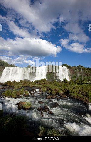 Iguazu-Wasserfälle. Spektakuläre Aussicht von einem der Gehwege. Stockfoto
