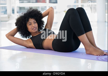 Frau praktizieren Yoga auf eine Gymnastikmatte Stockfoto