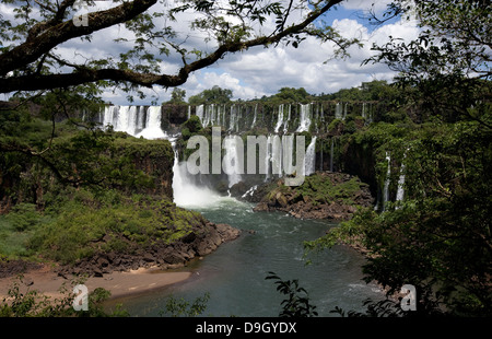 Iguazu-Wasserfälle. Spektakuläre Aussicht von einem der Gehwege. Stockfoto