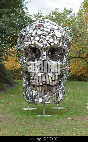 Shut Down 2008 von Subodh Gupta dagegen. Im Regents Park als Teil der Frieze Art Fair angezeigt. Stockfoto