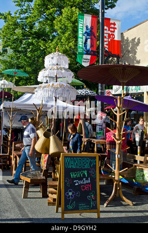 Menschen wandern Sie durch bunte zeigt Wohnkultur auf dem Display am italienischen Tag 2013, ein Straßenfest im kanadischen Vancouver. Stockfoto