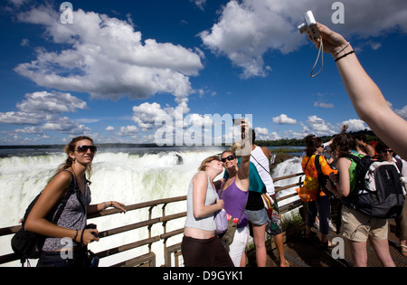 Iguazu-Wasserfälle. Touristen betrachten des Teufels Canyon, die spektakulärsten Wasserfall von Iguazu National Park Stockfoto