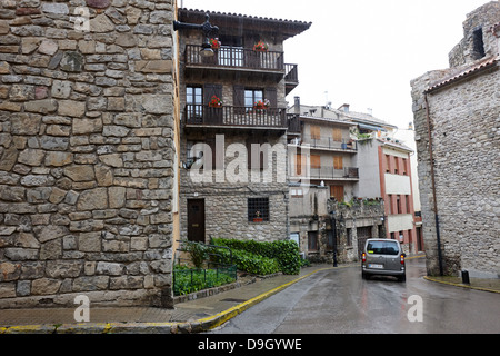 Auto fahren durch die engen Gassen der Altstadt des mittelalterlichen Baga Katalonien Spanien Stockfoto