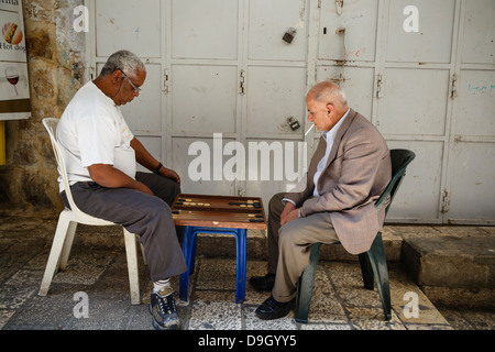 arabische Männer spielen Backgammon in der Altstadt, Jerusalem, Israel. Stockfoto