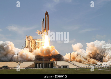 Space Shuttle Atlantis von Launch Pad 39A des Kennedy Space Center in Florida abheben. Stockfoto