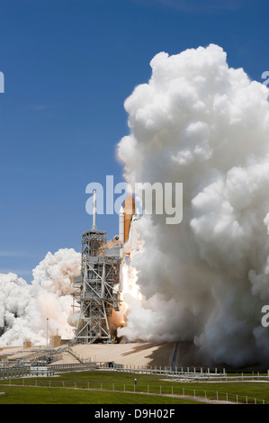 Ein Auspuff Plume Formen um die Basis der Startrampe 39A wie Space Shuttle Atlantis hebt auf der Mission STS-132 Stockfoto