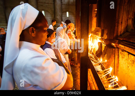 Menschen in der Kirche des Heiligen Grabes in der alten Stadt, Jerusalem, Israel. Stockfoto