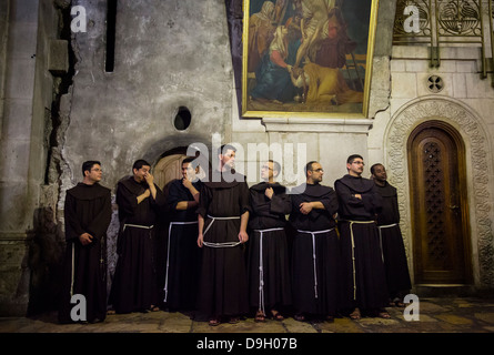 Franziskaner-Mönchen in der Kirche des Heiligen Grabes in der alten Stadt, Jerusalem, Israel. Stockfoto