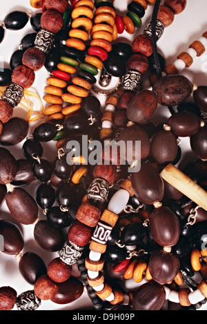 Östlichen hölzernen Verzierungen. Halsketten und Armbänder closeup Stockfoto