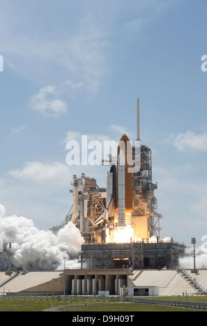 Raumfähre Atlantis abhebt vom Kennedy Space Center Launch Pad 39A in den Orbit. Stockfoto