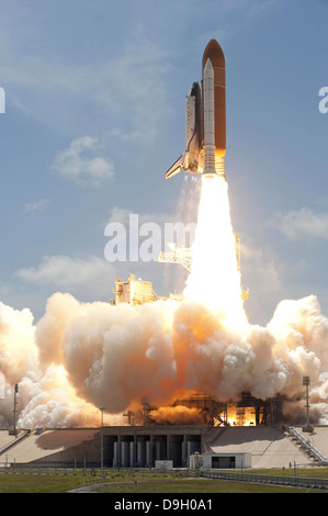 Raumfähre Atlantis abhebt vom Kennedy Space Center Launch Pad 39A in den Orbit. Stockfoto