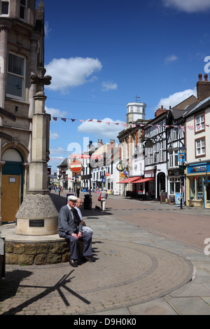 Ein paar Käufer in Melton Mowbray Stadtzentrum, Leicestershire, England Stockfoto