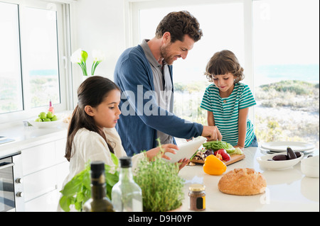 Mann, die Zubereitung von Speisen für seine Kinder Stockfoto