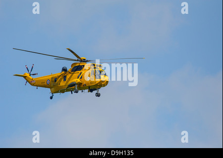 RAF-Rettungshubschrauber (ein Sea King-SAR) auf Mayday schreien über South Yorkshire (202 Geschwader, RAF Leconfield). Stockfoto