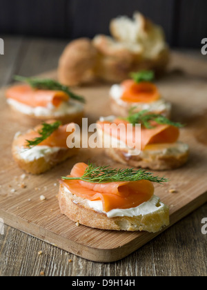 Geräucherter Lachs Sandwich auf hausgemachtem Baguette. Stockfoto