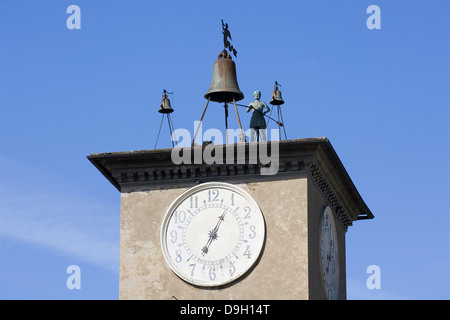 Europa, Italien, Umbrien, Orvieto, Platz der Kathedrale, Glockenturm und Uhr Stockfoto