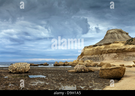 Felsiger Strand an stürmischen Tag Stockfoto