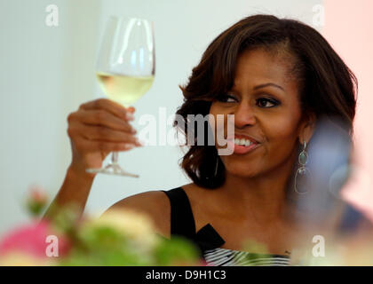 US-First Lady Michelle Obama wirft ihr Glas für einen Toast bei einem Dinner im Palazzo Chralottenburg in Berlin Mittwoch, 19. Juni 2013. US-Präsident Barack Obama ist zu einem zweitägigen offiziellen Besuch in die deutsche Hauptstadt. Foto: Michael Sohn/Dpa/Alamy Live News/Dpa/Alamy Live News Stockfoto