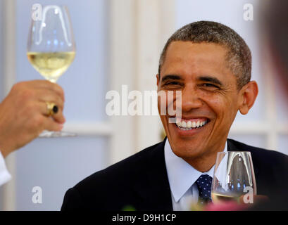 US-Präsident Barack Obama während eines Abendessens mit Bundeskanzlerin Angela Merkel, ungesehen, im Schloss Charlottenburg in Berlin Mittwoch, 19. Juni 2013 lächelt. Obama ist zu einem zweitägigen offiziellen Besuch in die deutsche Hauptstadt. Foto: Michael Sohn/Dpa/Alamy Live News Stockfoto
