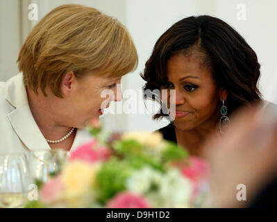 US-First Lady Michelle Obama, rechts, und Bundeskanzlerin Angela Merkel, links, Chat bei einem Abendessen in das Schloss Charlottenburg in Berlin Mittwoch, 19. Juni 2013. US-Präsident Barack Obama ist zu einem zweitägigen Besuch in die deutsche Hauptstadt. Foto: Michael Sohn/Dpa/Alamy Live News Stockfoto