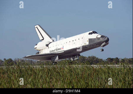 Space Shuttle Atlantis landet auf Landebahn 33 am Kennedy Space Center in Florida. Stockfoto