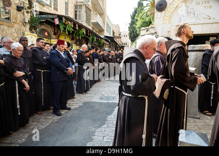 Franziskaner-Mönchen in der Via Dolorosa während ihrer regelmäßigen Freitag-Prozession in der alten Stadt, Jerusalem, Israel. Stockfoto