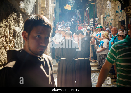 Franziskaner-Mönchen in der Via Dolorosa während ihrer regelmäßigen Freitag-Prozession in der alten Stadt, Jerusalem, Israel. Stockfoto