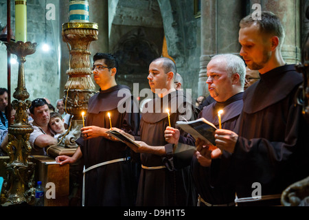 Franziskaner-Mönchen in der Kirche des Heiligen Grabes in der alten Stadt, Jerusalem, Israel. Stockfoto