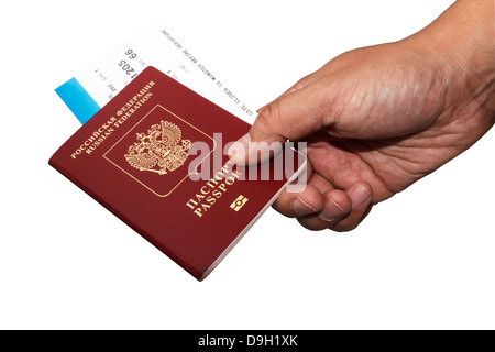 Isoalted russischer Pass und Boarding pass in der hand mit Beschneidungspfad Stockfoto