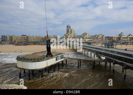 Bungee-Jumping vom Pier Scheveningen, den Haag (Den Haag), den Niederlanden, Europa Stockfoto