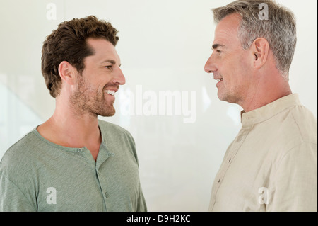 Vater und Sohn Lächeln einander an Stockfoto