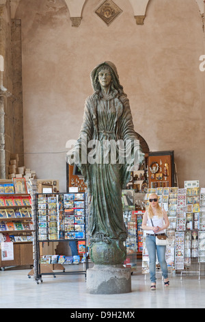 Statue der Jungfrau Maria empfangen die Kirche als Geschenk des Königs William II, Norman Kathedrale von Monreale, in der Nähe von Palermo, Sizilien, es Stockfoto