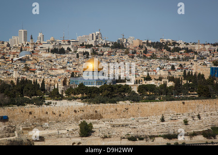 Blick über die alte Stadtmauer und die Kuppel der Moschee Rock vom Ölberg, Jerusalem, Israel. Stockfoto