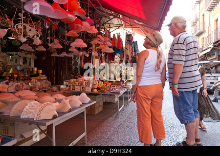 La Vucciria, einer der ältesten und am meisten besuchten Märkte von Palermo, Palermo, Sizilien, Italien Stockfoto