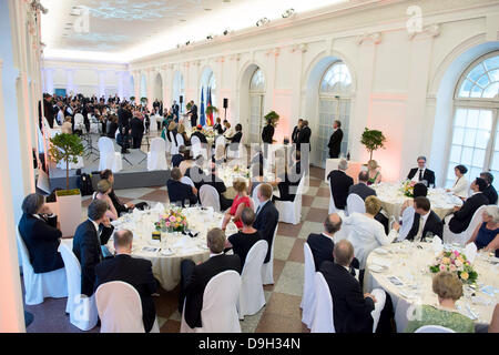 Berlin, Deutschland. 19. Juni 2013. Präsident Barack Obama liefert eine Tischrede als Gäste hören bei einem Dinner im Schloss Charlottenburg in Berlin, Deutschland, 19. Juni 2013. Foto: Guido Bergmann/Dpa/Alamy Live News Stockfoto