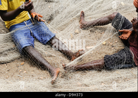 SIERRA LEONE, Fischerhafen in Tombo, Ernährungssicherheit und den Lebensunterhalt der kleinen Küste Fischer sind durch große Trawler Flotte, Fisherman patch die Kunststoff-LWL-Netze betroffen Stockfoto