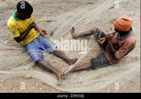 SIERRA LEONE, Fischerhafen in Tombo, Ernährungssicherheit und den Lebensunterhalt der kleinen Küste Fischer sind durch große Trawler Flotte, Fisherman patch die Kunststoff-LWL-Netze betroffen Stockfoto