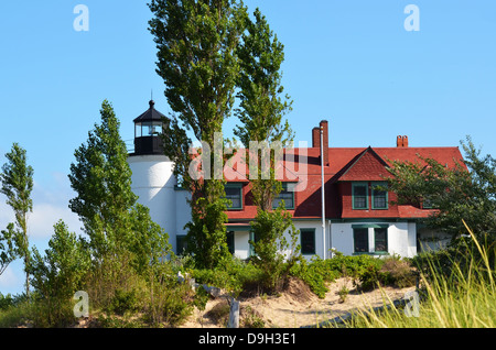 PT. Betsie Leuchtturm, Lake Michigan und mit Bäumen und Sanddünen Stockfoto